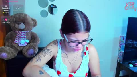 Snapshot of emma_boo_ chatting on May 15, 2026, 2:02 pm emma_boo_ online show from May 15, 2026, 2:02 pm