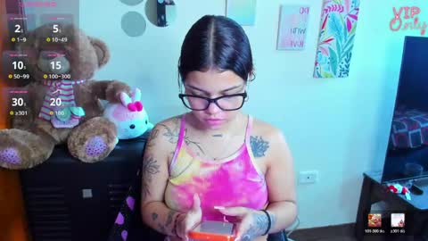 Snapshot of emma_boo_ chatting on May 21, 2026, 2:13 pm emma_boo_ online show from May 21, 2026, 2:13 pm
