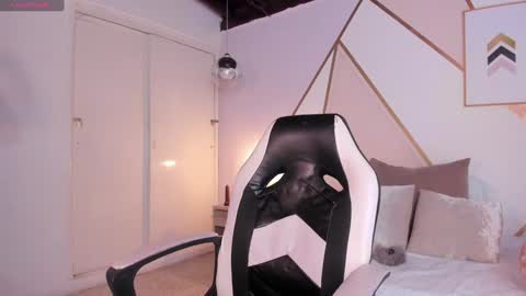 pau online show from December 25, 2024, 7:56 pm