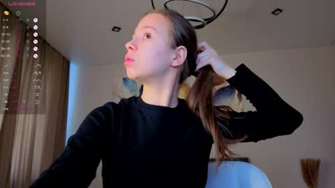 Snapshot of emma_clon chatting on December 18, 2025, 5:46 am Emma online show from December 18, 2025, 5:46 am