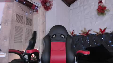 Snapshot of emma_dl2 chatting on December 15, 2025, 5:28 pm emma_dl2 online show from December 15, 2025, 5:28 pm