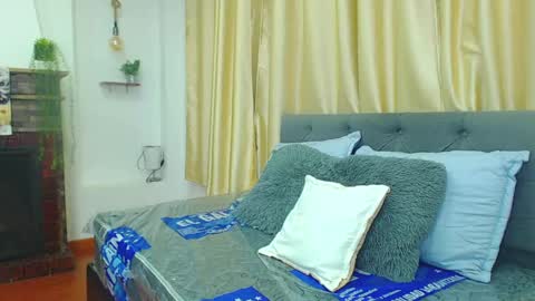 Snapshot of emma_hassani chatting on April 18, 2026, 7:58 pm Tell me Emma online show from April 18, 2026, 7:58 pm
