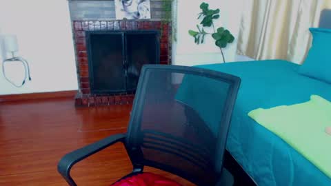 Snapshot of emma_hassani chatting on May 21, 2026, 8:05 pm Tell me Emma online show from May 21, 2026, 8:05 pm