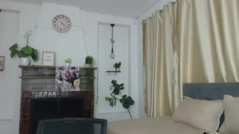 Snapshot of emma_hassani chatting on May 23, 2026, 6:01 pm Tell me Emma online show from May 23, 2026, 6:01 pm