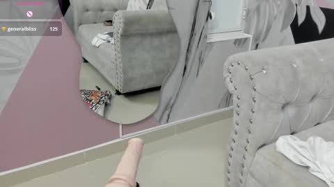 Snapshot of emma_petite4u chatting on January 8, 2025, 10:37 pm Emma online show from January 8, 2025, 10:37 pm