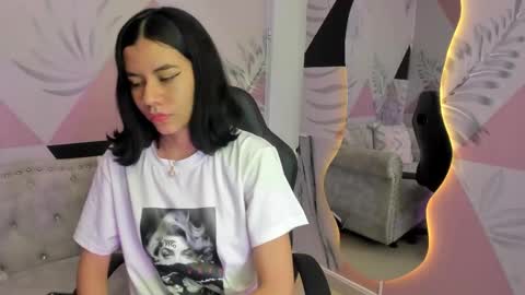 Snapshot of emma_petite4u chatting on March 7, 2025, 6:22 pm Emma online show from March 7, 2025, 6:22 pm