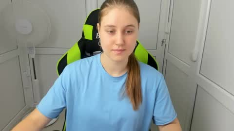 Snapshot of emma_sweettyy chatting on July 17, 2026, 6:20 am Emma online show from July 17, 2026, 6:20 am