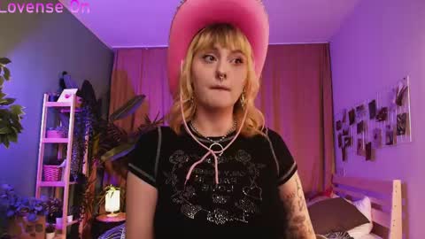 Snapshot of emma_thomps chatting on May 13, 2026, 2:14 pm Rose online show from May 13, 2026, 2:14 pm