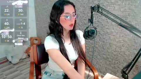 Snapshot of emma_unu chatting on July 1, 2026, 2:46 am Emma online show from July 1, 2026, 2:46 am