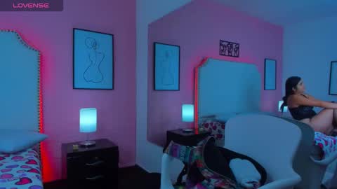 emma_whitee_ online show from November 10, 2025, 12:59 pm