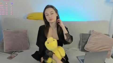 Snapshot of emmacrown chatting on December 5, 2025, 4:43 am Emma online show from December 5, 2025, 4:43 am