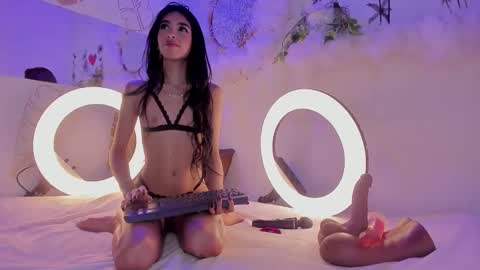 Snapshot of emmaduque chatting on November 30, 2025, 10:52 am Emma Duque online show from November 30, 2025, 10:52 am