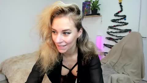 Snapshot of emmagracee chatting on December 2, 2025, 8:19 am Emma online show from December 2, 2025, 8:19 am