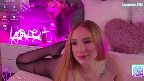 Snapshot of emmanaughtiness chatting on February 28, 2025, 9:23 pm EmmaNaughtiness online show from February 28, 2025, 9:23 pm