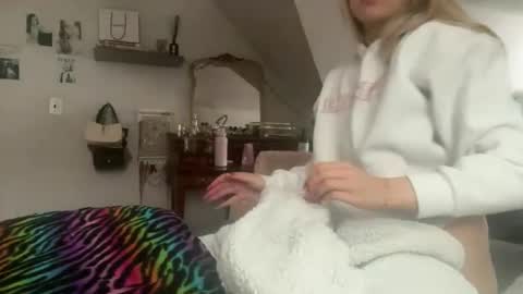 Snapshot of emmangel chatting on December 17, 2025, 4:13 pm EmmaAngel online show from December 17, 2025, 4:13 pm