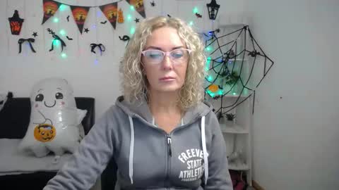 Snapshot of emmapark738567 chatting on October 19, 2025, 5:08 am Emma online show from October 19, 2025, 5:08 am