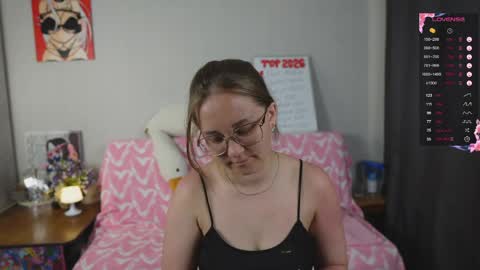 Snapshot of emmatiny chatting on May 27, 2026, 5:32 pm Mia online show from May 27, 2026, 5:32 pm