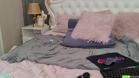 Emma Warren online show from May 18, 2026, 4:07 am