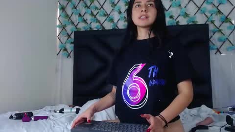 Snapshot of emmawillliams chatting on November 26, 2025, 3:35 pm Emma online show from November 26, 2025, 3:35 pm