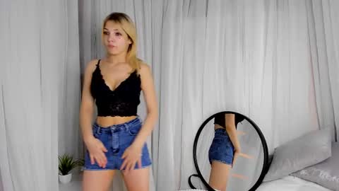 Snapshot of emmeralda_ chatting on December 2, 2024, 1:58 am Sonya online show from December 2, 2024, 1:58 am