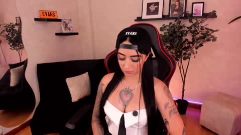 Emmy Evans  online show from November 4, 2025, 7:46 pm