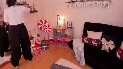 Emmy Evans  online show from December 19, 2025, 8:27 pm