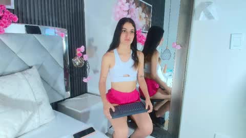 EMY FERRER online show from April 22, 2026, 4:15 am