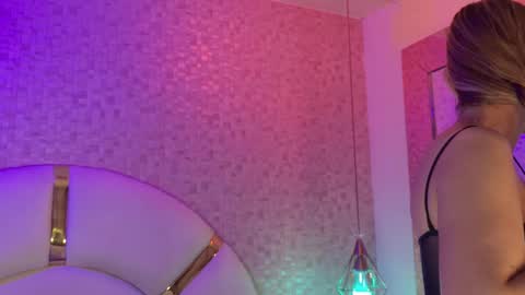 Snapshot of emy_rosse25 chatting on December 4, 2025, 11:52 am Emy online show from December 4, 2025, 11:52 am