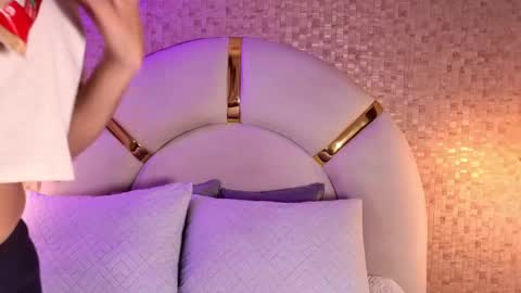 Emy  online show from April 13, 2026, 11:37 am