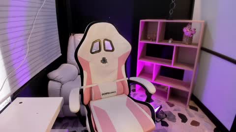 Emy Silver online show from December 4, 2024, 4:27 pm