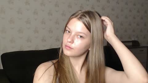 Snapshot of emysway chatting on December 10, 2024, 9:43 pm EmySway online show from December 10, 2024, 9:43 pm