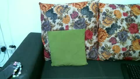 Snapshot of enchantedvee chatting on April 22, 2026, 2:36 am Vee online show from April 22, 2026, 2:36 am