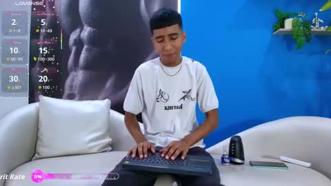 Snapshot of ender_h0t chatting on September 14, 2025, 1:54 pm Ender online show from September 14, 2025, 1:54 pm