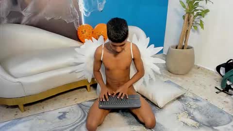 Snapshot of ender_h0t chatting on October 31, 2025, 6:09 pm Ender online show from October 31, 2025, 6:09 pm