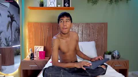 Snapshot of ender_h0tt chatting on July 3, 2026, 9:21 pm Ender online show from July 3, 2026, 9:21 pm