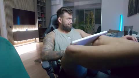 Snapshot of enrikoblue chatting on October 26, 2025, 5:30 pm Erik online show from October 26, 2025, 5:30 pm