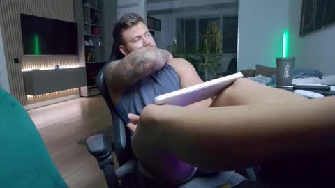 Snapshot of enrikoblue chatting on October 30, 2025, 4:52 pm Erik online show from October 30, 2025, 4:52 pm