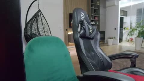 Snapshot of enrikoblue chatting on November 5, 2025, 7:36 pm Erik online show from November 5, 2025, 7:36 pm