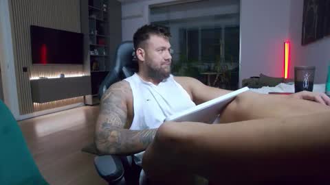 Snapshot of enrikoblue chatting on November 7, 2025, 6:52 pm Erik online show from November 7, 2025, 6:52 pm