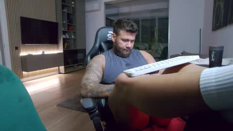 Snapshot of enrikoblue chatting on November 9, 2025, 7:12 pm Erik online show from November 9, 2025, 7:12 pm