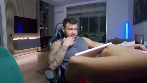 Snapshot of enrikoblue chatting on November 10, 2025, 6:40 pm Erik online show from November 10, 2025, 6:40 pm