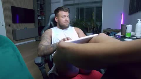 Snapshot of enrikoblue chatting on November 28, 2025, 9:39 pm Erik online show from November 28, 2025, 9:39 pm