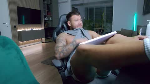 Snapshot of enrikoblue chatting on December 1, 2025, 8:25 pm Erik online show from December 1, 2025, 8:25 pm