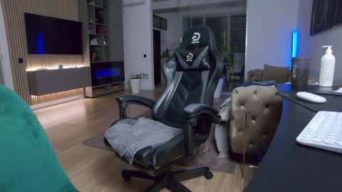 Snapshot of enrikoblue chatting on December 5, 2025, 7:32 pm Erik online show from December 5, 2025, 7:32 pm