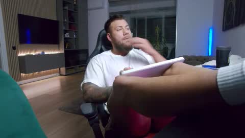 Snapshot of enrikoblue chatting on December 14, 2025, 7:40 pm Erik online show from December 14, 2025, 7:40 pm