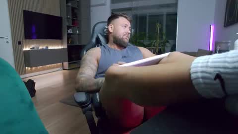 Erik online show from December 18, 2025, 9:32 pm