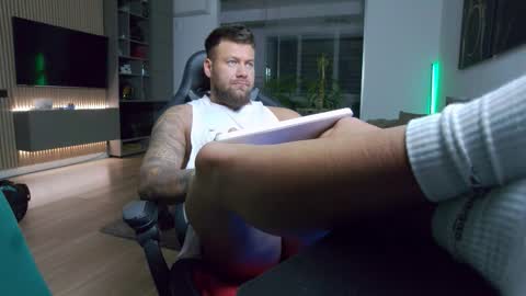 Erik online show from December 21, 2025, 5:42 pm