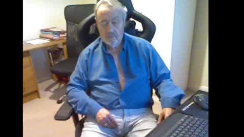 Snapshot of erasmus_d chatting on March 9, 2026, 5:39 pm erasmus_d online show from March 9, 2026, 5:39 pm