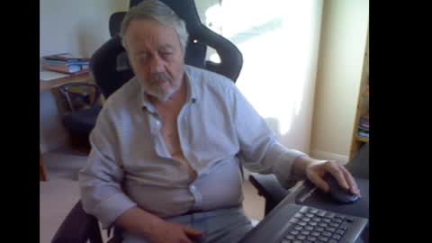 Snapshot of erasmus_d chatting on April 2, 2026, 4:37 pm erasmus_d online show from April 2, 2026, 4:37 pm