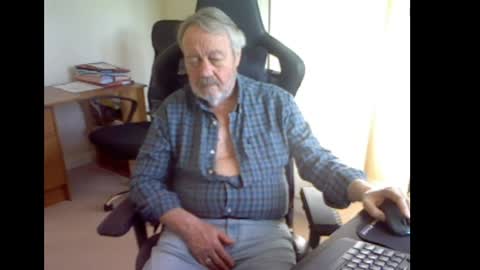 Snapshot of erasmus_d chatting on April 11, 2026, 5:06 pm erasmus_d online show from April 11, 2026, 5:06 pm